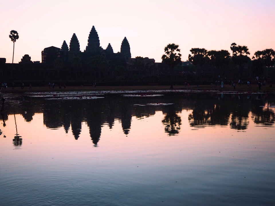 Reflet d'Angkor Vat lors d'un coucher de soleil enchanteur.