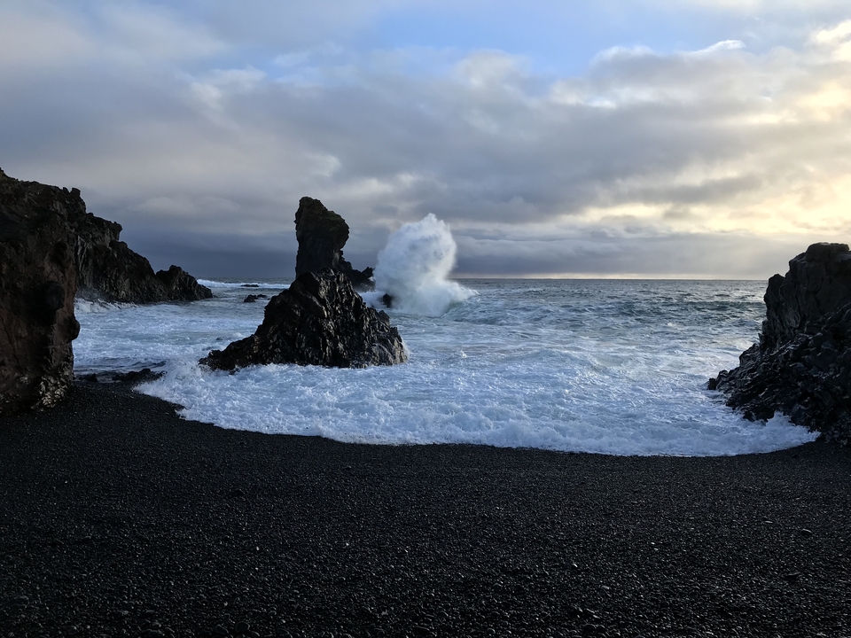 Une côte rocheuse avec des vagues qui se brisent contre le rivage.