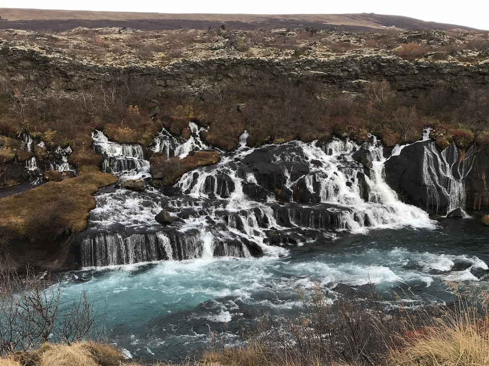 Here's the French translation:
"Eau tumultueuse s'écoulant sur des formations rocheuses volcaniques."
Alternative translation:
"Eau vive coulant sur des formations de roche volcanique."