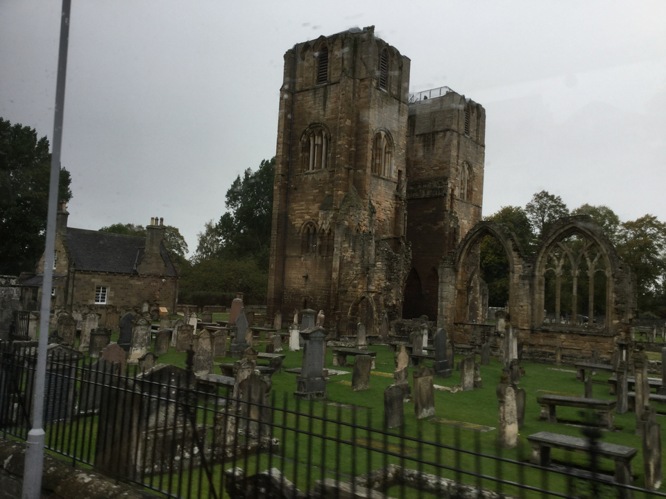 Un bâtiment historique dans un cimetière par une journée pluvieuse.