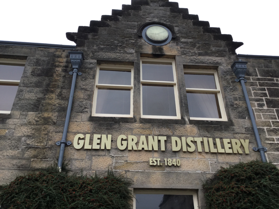 La façade de la distillerie Glen Grant avec une signalétique lumineuse.