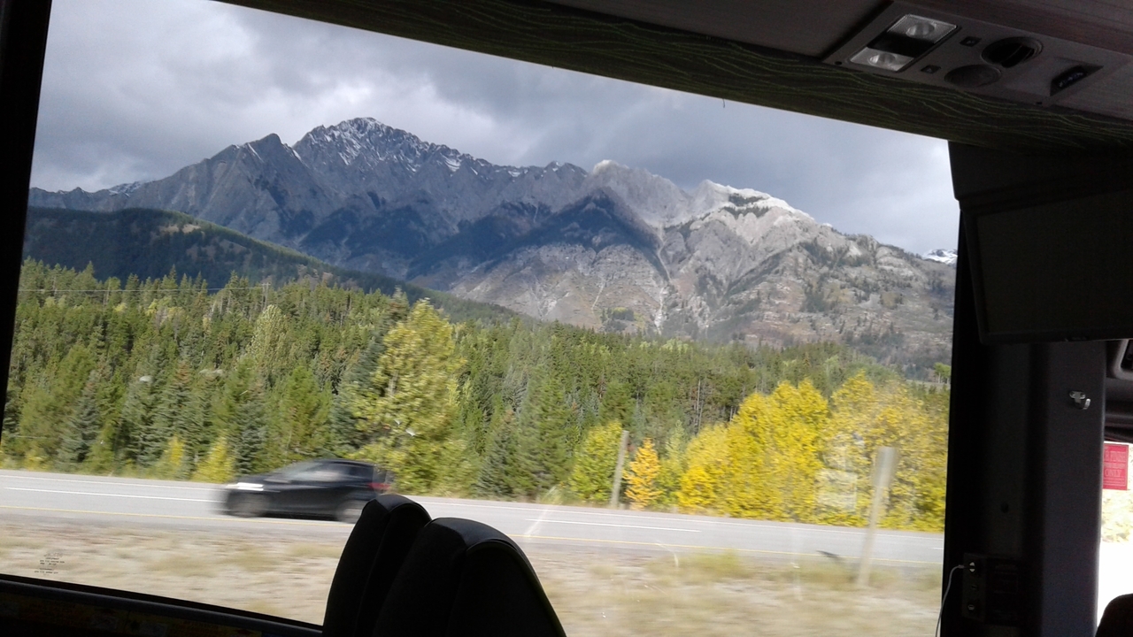 Vue sur une chaîne de montagnes depuis l'intérieur d'un véhicule.