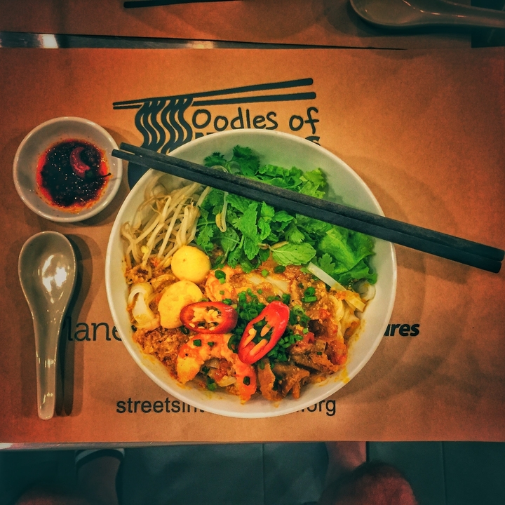 Bol de soupe de nouilles aux herbes et piments.