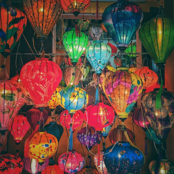 Lanternes suspendues colorées la nuit.