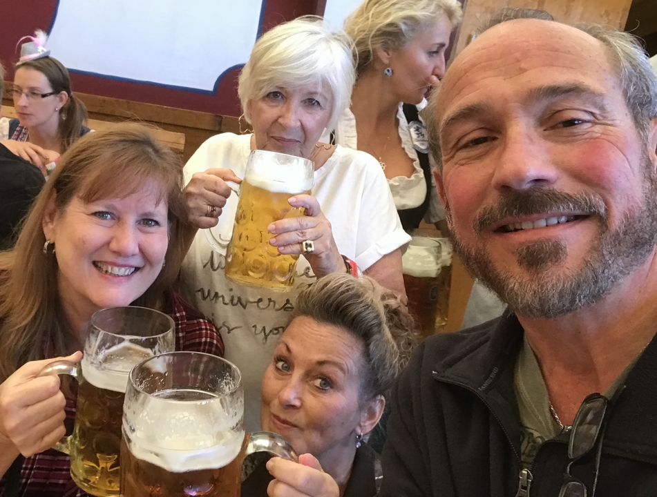 Groupe de personnes savourant de grandes chopes de bière à l'intérieur.