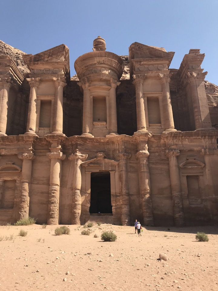 Vue rapprochée de l'architecture taillée dans la roche d'Al-Khazneh à Pétra.
