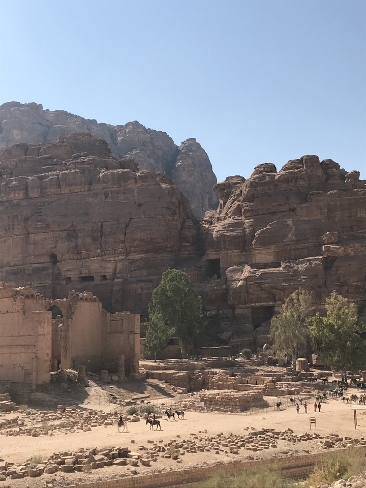 Canyon rocheux avec sculptures architecturales.