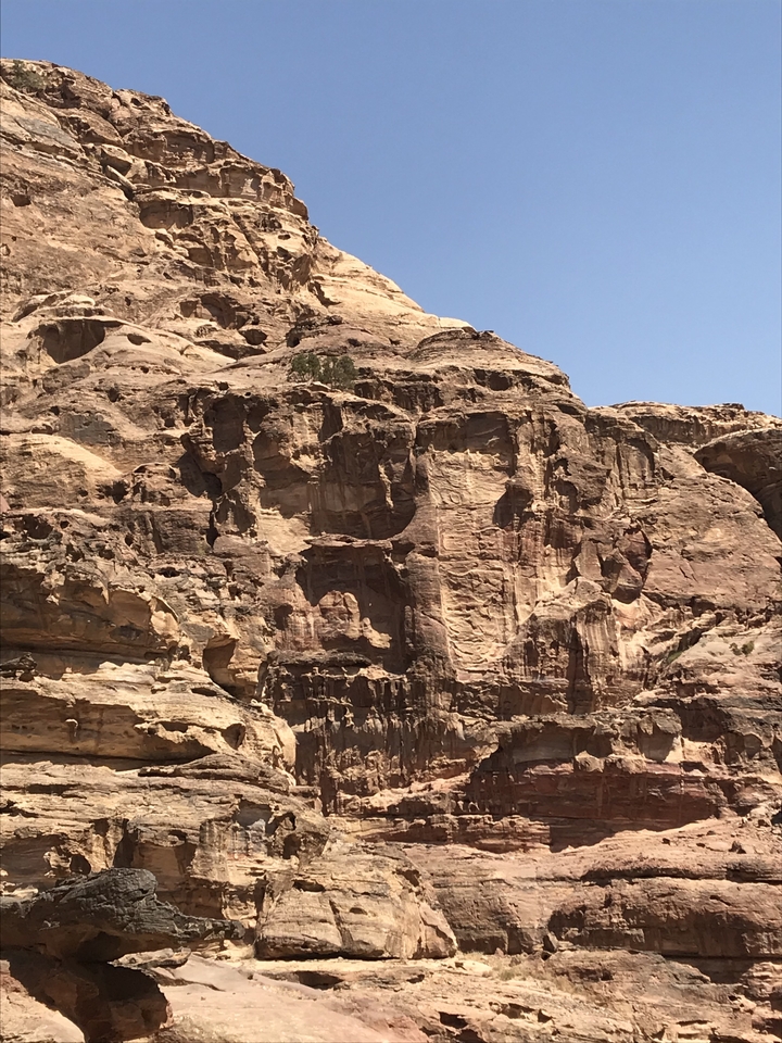 Paysage rocheux avec formations rocheuses sculptées.
