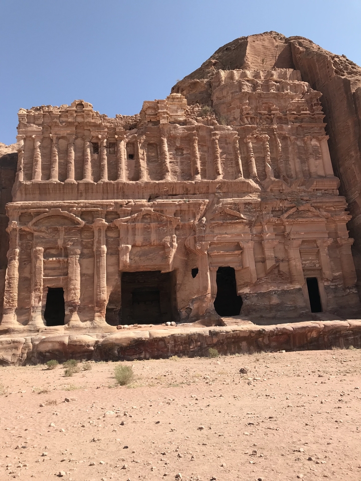 Fragment du monument taillé dans la roche de Pétra.