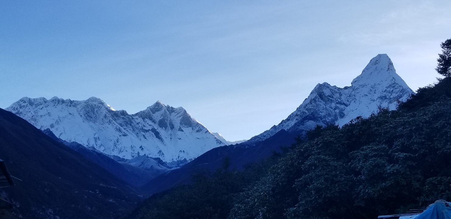 Vue panoramique d'une chaîne de montagnes enneigée.