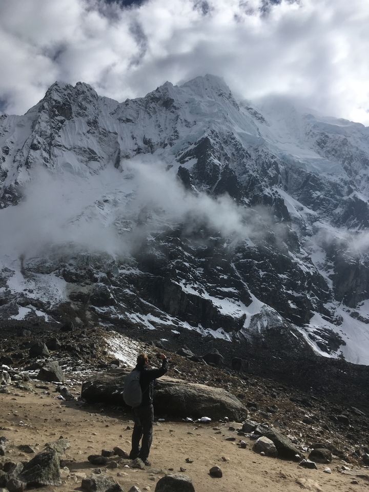 Paysage de montagne couvert de neige et de brouillard.