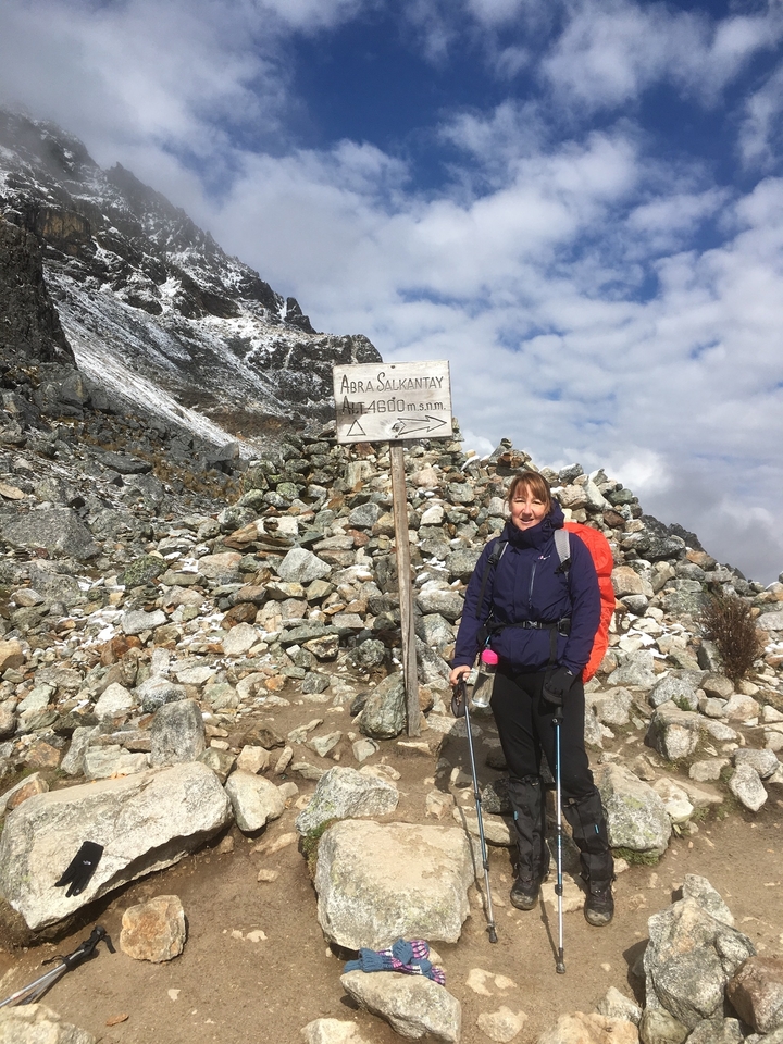 Personne debout à côté d'un panneau indiquant Abra Salkantay.