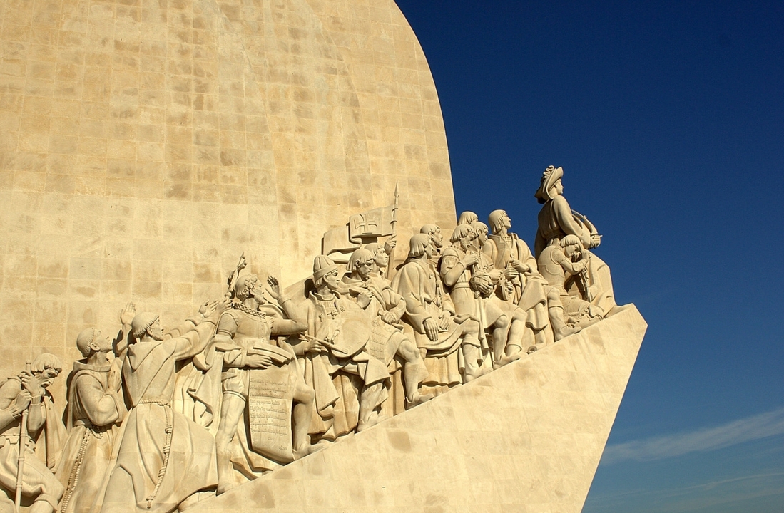 Monument avec une sculpture représentant des personnages historiques.