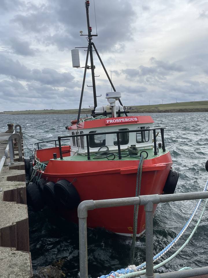 Bateau rouge nommé « Prosperous » amarré.