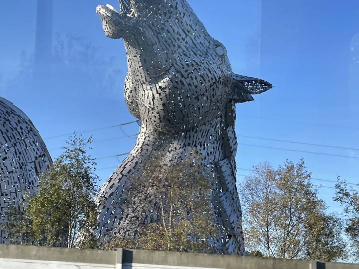 Sculptures de têtes de cheval en métal.