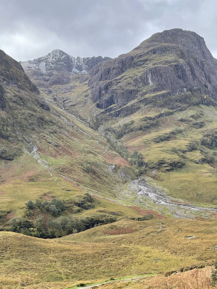 Paysage montagneux avec des collines ondulées.