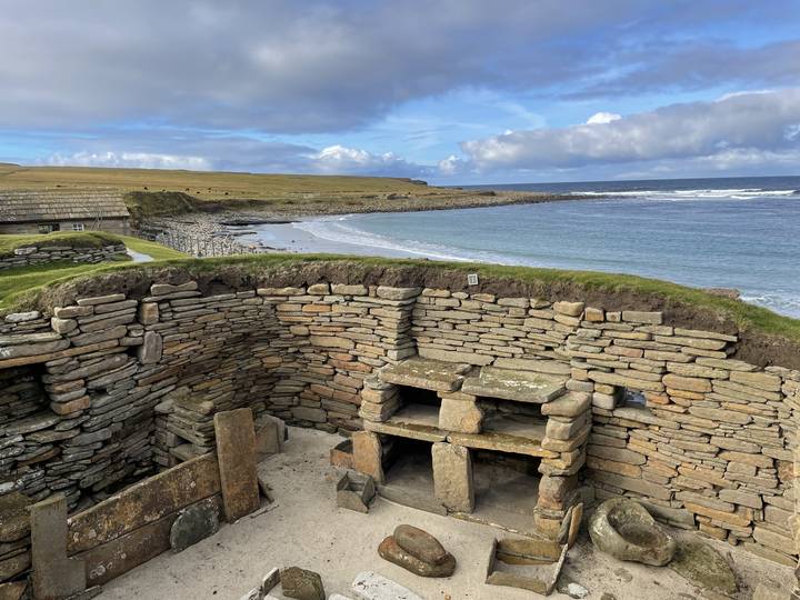 Ruines d'une ancienne structure de pierre au bord de la mer.