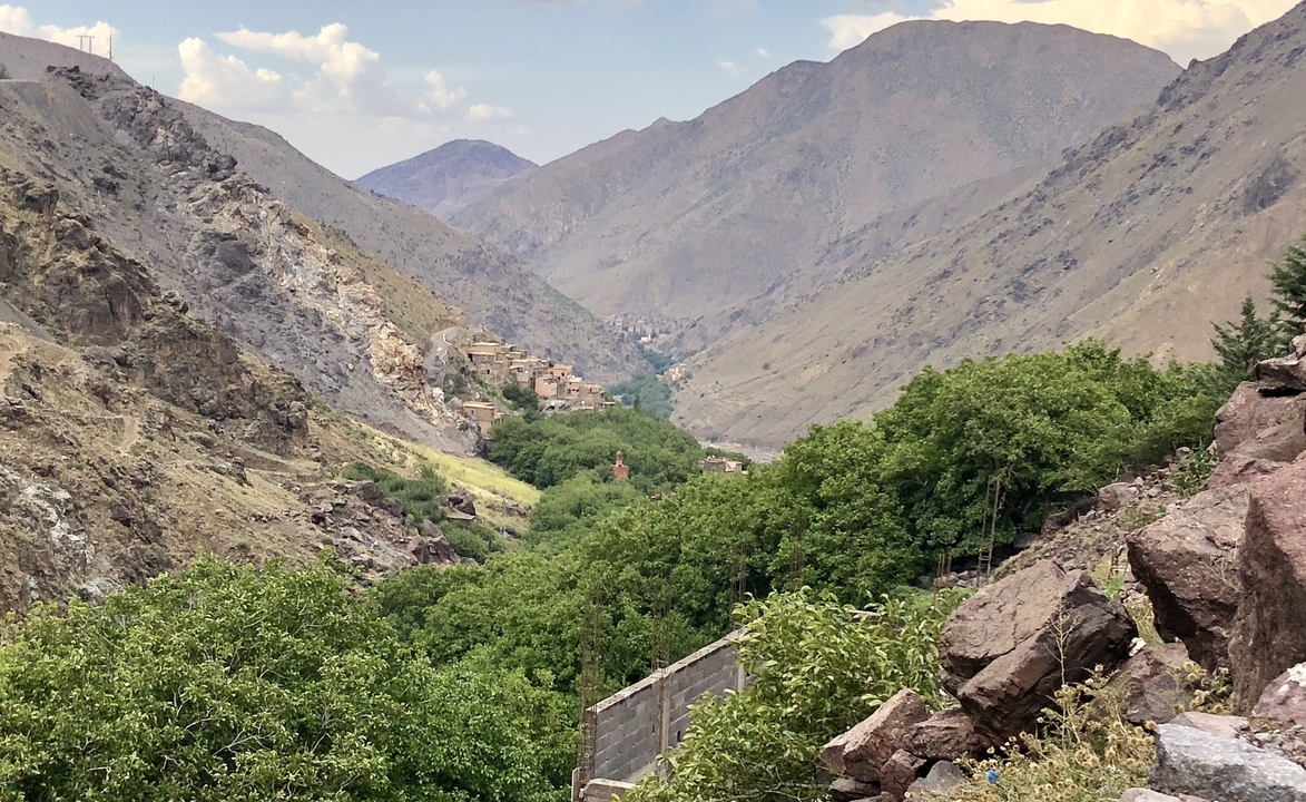 Une vue panoramique d'une vallée avec des montagnes et une végétation verdoyante.
