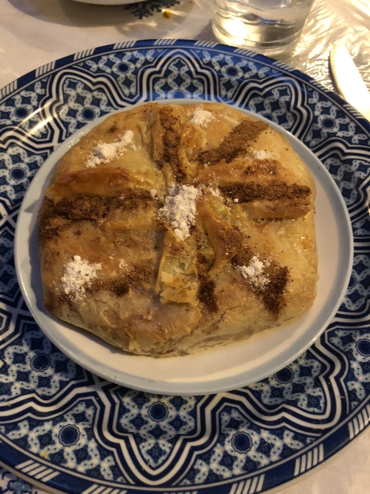 Un plat avec de la cannelle et du sucre dans une assiette.