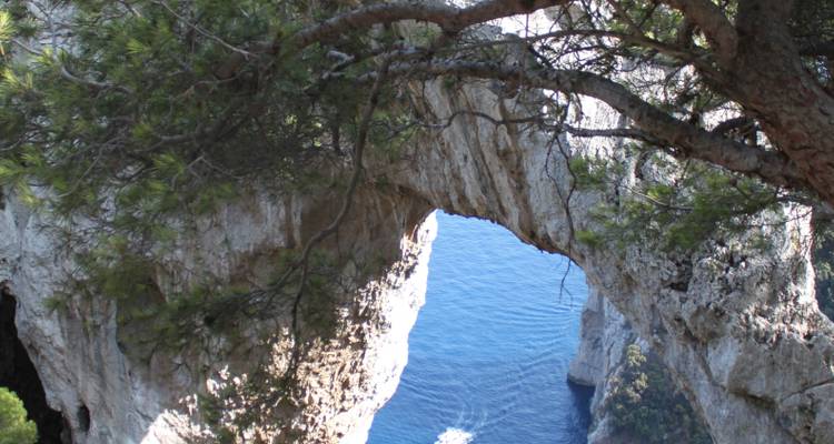 Arche rocheuse naturelle avec vue sur la mer à Capri.