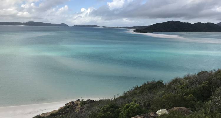 Vue panoramique de l'océan et du littoral avec des eaux claires.