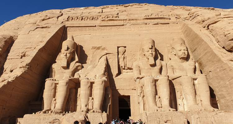 Vue majestueuse du temple d'Abou Simbel avec un ciel bleu clair.