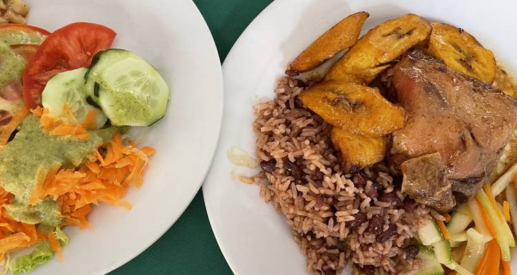 Platos de comida tradicional incluyendo arroz, frijoles y verduras.