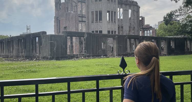 Une personne regardant le Mémorial de la Paix de Hiroshima, le Dôme de la Bombe Atomique.