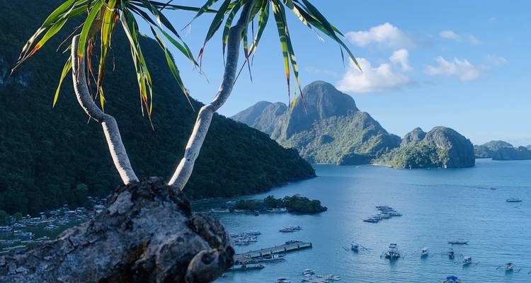 Vue panoramique d'une baie entourée de falaises.