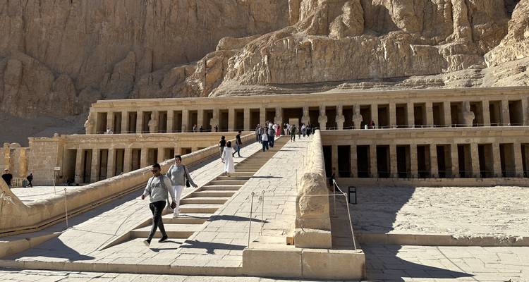 Touristen, die auf ein monumentales Gebäude an einer historischen Stätte zugehen.