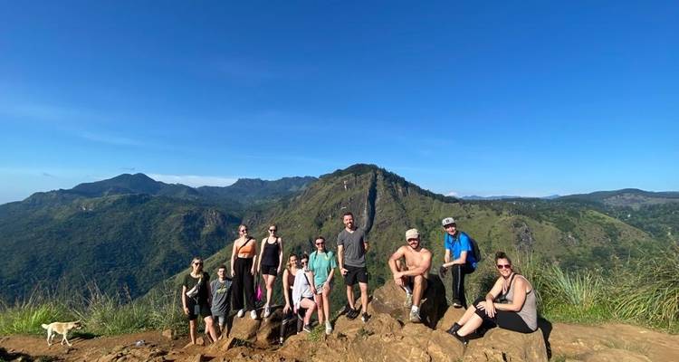 Grupo de personas haciendo senderismo con vista a la montaña.