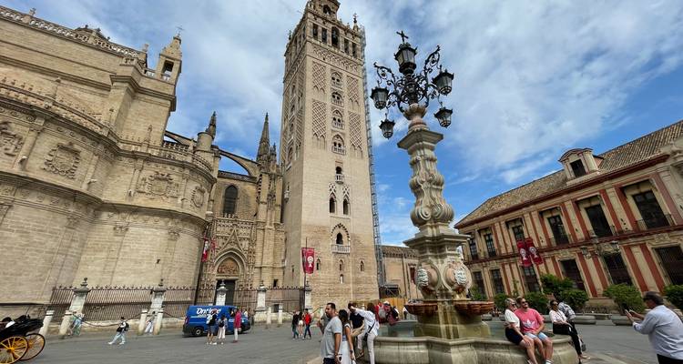 Cathédrale historique avec un clocher et des touristes.