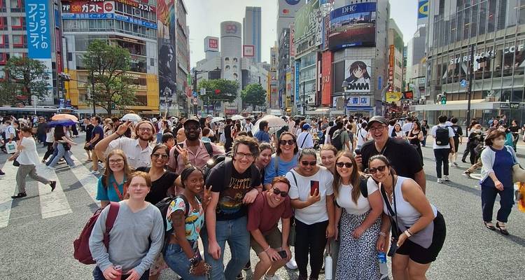 Große Gruppe von Menschen in einem belebten Einkaufsviertel.