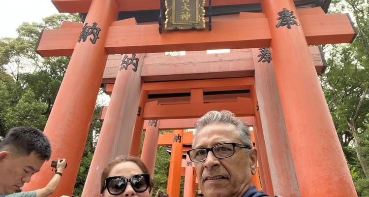 Couple devant des torii.