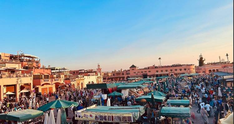 Place de marché animée remplie d'étals colorés et de gens.