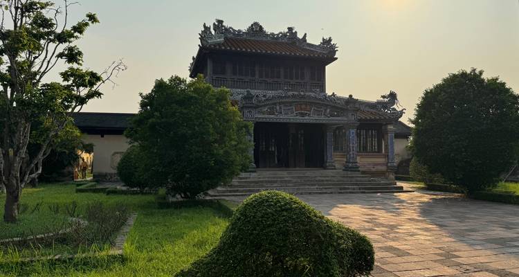 Bâtiment traditionnel vietnamien entouré de verdure.