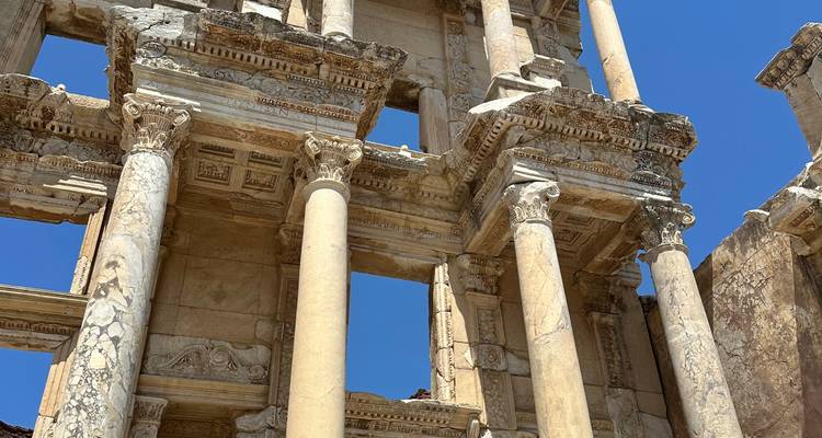 Ruines de style romain antique avec des colonnes et des sculptures détaillées
