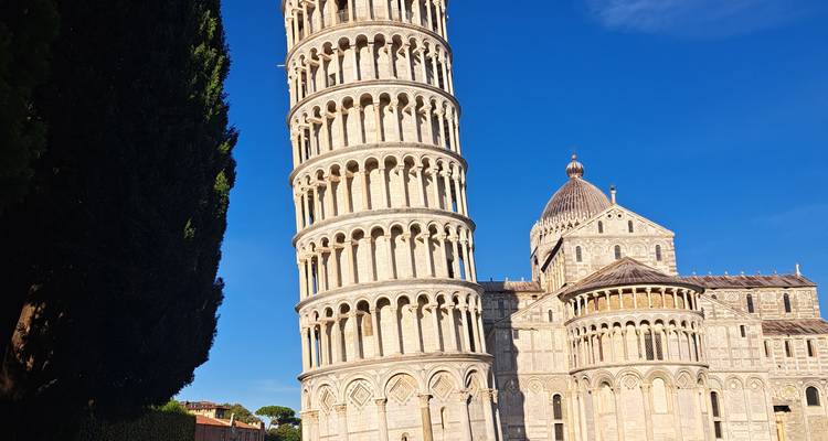 Leaning Tower of Pisa under a clear blue sky.