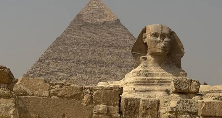 De Sfinx en een piramide in Gizeh, Egypte.