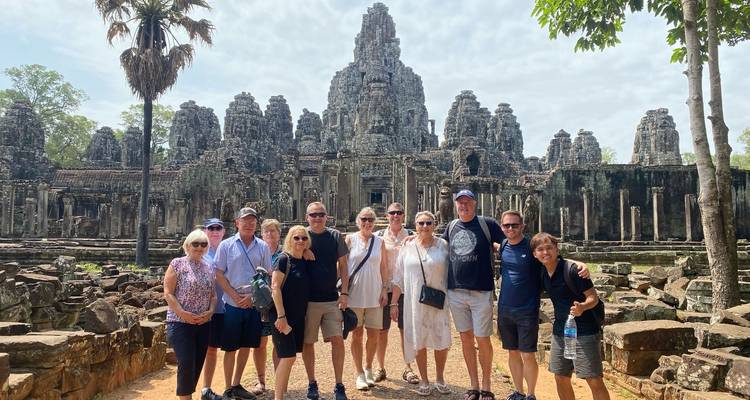 Grupo de turistas posando frente al complejo de templos de Angkor Thom.