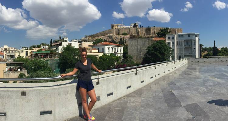 Mujer posando delante de la Acrópolis en Grecia.