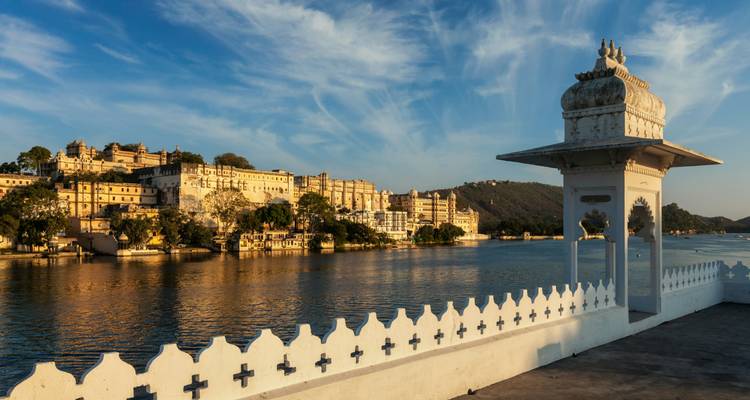 Vista impresionante del Palacio de la Ciudad de Udaipur junto al lago al atardecer.