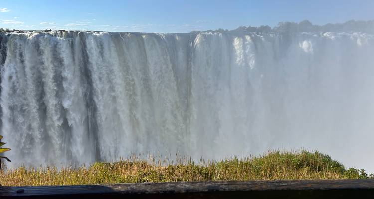 Vue d'une grande cascade avec de la brume et un environnement luxuriant.