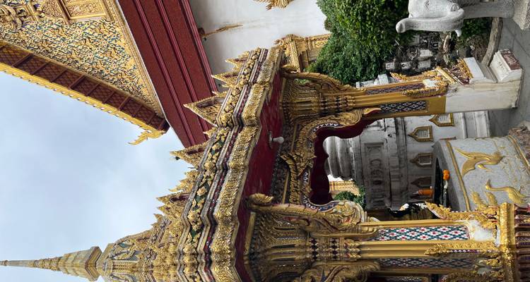 Architecture complexe de temple avec des détails dorés et rouges.