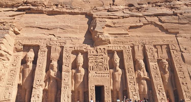 Le temple d'Abou Simbel avec des personnes debout devant.