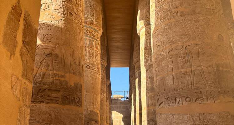 Colonnes sculptées d'un temple égyptien.