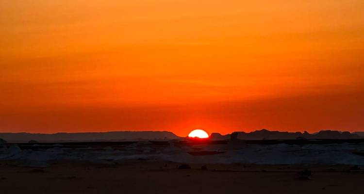 Coucher de soleil sur le paysage désertique.