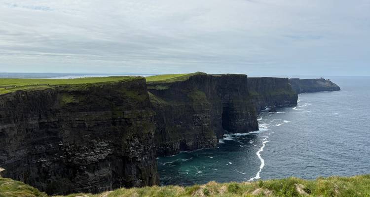 Les falaises de Moher avec les vagues de l'océan à leur base.