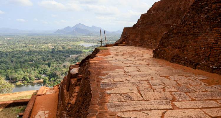Une vue panoramique depuis le sommet d'une formation rocheuse surplombant le paysage.