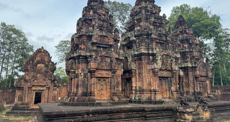Ruines de temple ancien avec des sculptures et statues détaillées.
